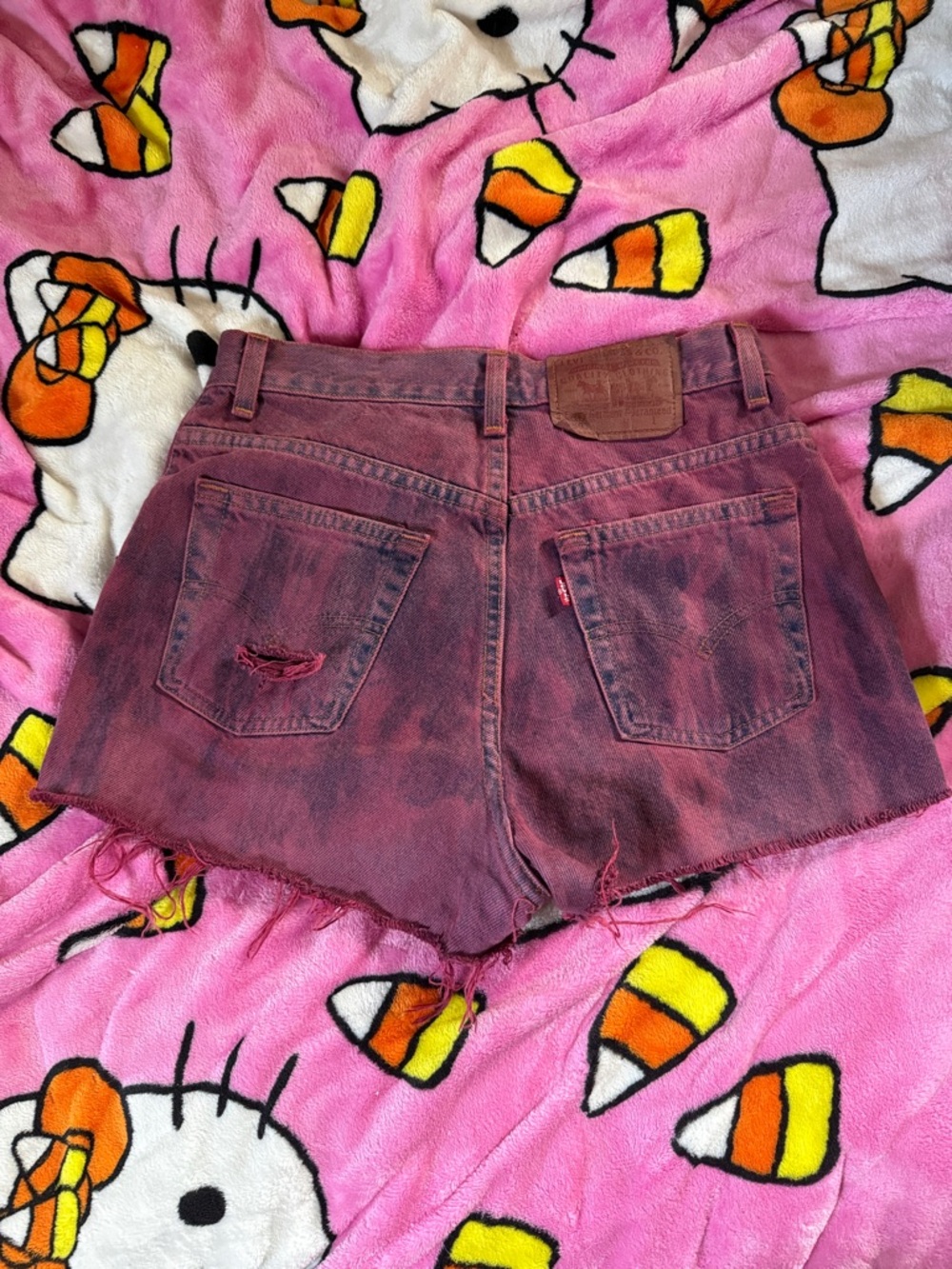 Distressed High-Waist Denim Shorts burgundy - Picture 2 of 9